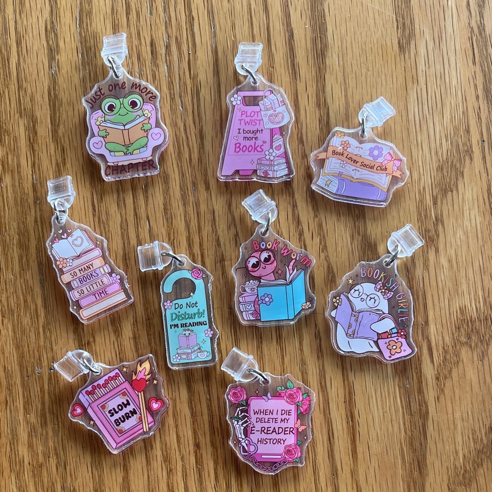NEW Books Dust Plug Set🌺 - Picture 2 of 3